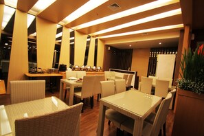 供应早餐、午餐和晚餐，国际美食