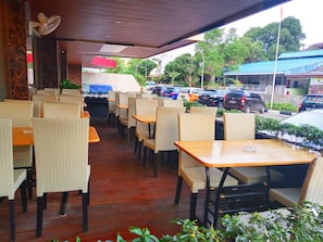 Daily cooked-to-order breakfast (IDR 80000 per person)