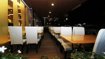 S'hi serveixen esmorzars, dinars, sopars i plats de cuina internacional