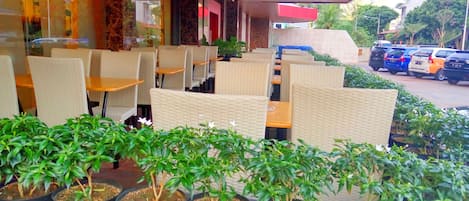 Daily cooked-to-order breakfast (IDR 80000 per person)