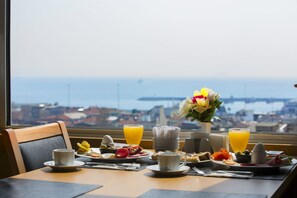 Breakfast, lunch and dinner served - Ilkbal Deluxe Hotel & Spa (Istanbul)