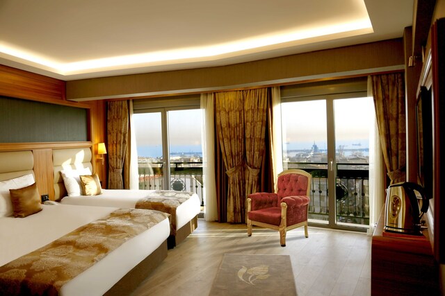 Ilkbal Deluxe Hotel: номер с балконом