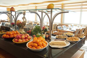 Breakfast, lunch and dinner served - Ilkbal Deluxe Hotel & Spa (Istanbul)