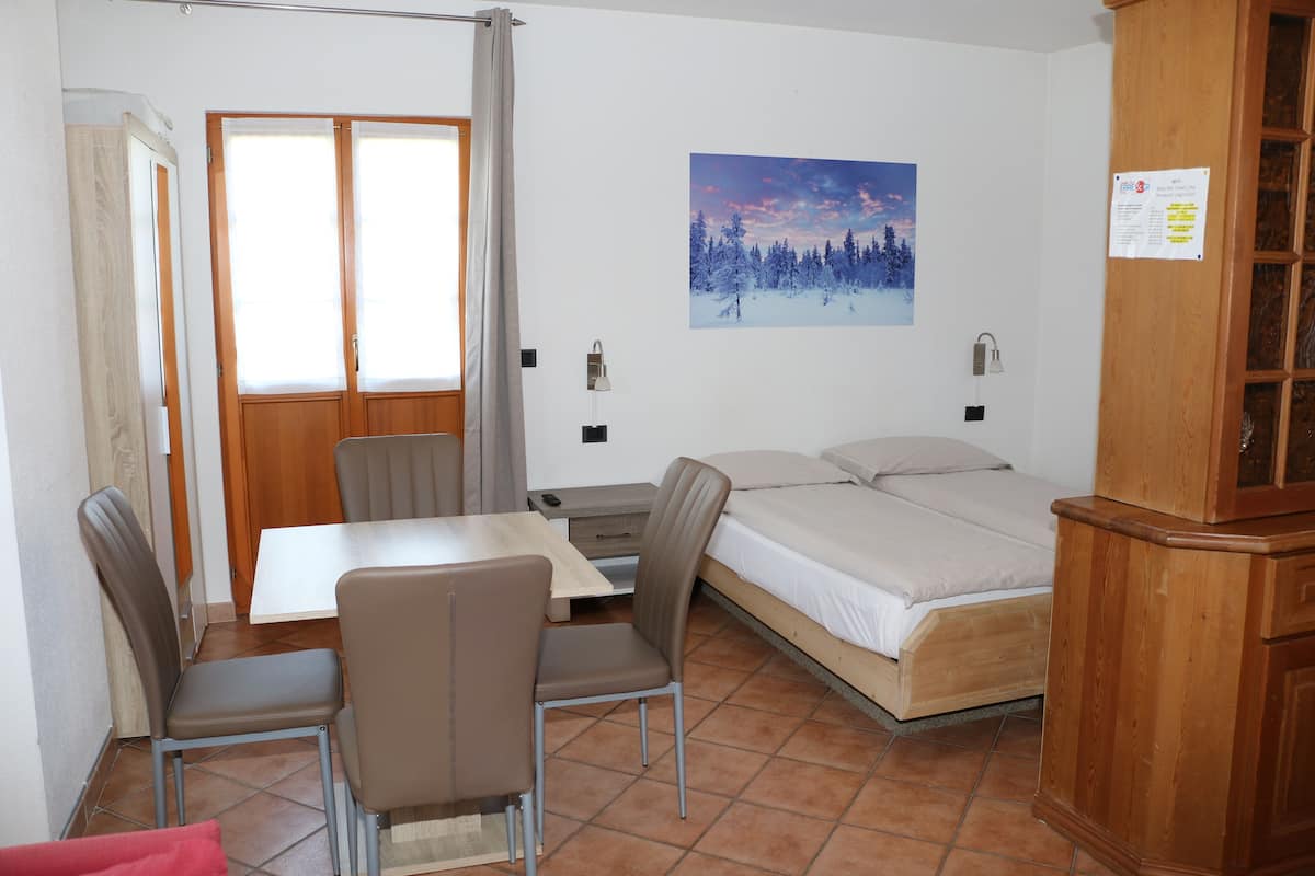 Studio, 1 Queen Bed with Sofa bed | 1 bedroom, down duvets, in-room safe, cots/infant beds