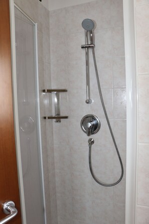 Studio, 1 Queen Bed with Sofa bed | Bathroom shower - Chalet Olta (Livigno)
