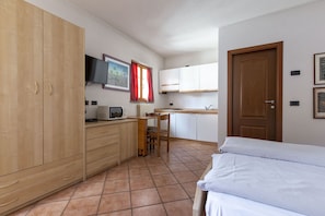 Estudio, 1 cama doble o 2 individuales | Zona de estar | Una televisión de pantalla plana