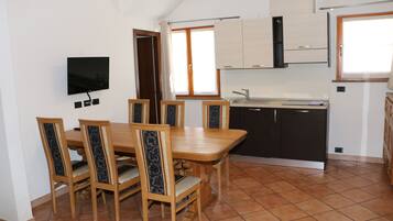 Apartemen, 1 kamar tidur | Dapur kecil pribadi | Lemari es, microwave, kompor, dan mesin espresso