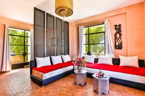 Suite | Wohnzimmer | 32-Zoll-Flachbildfernseher mit Kabelempfang, Fernseher