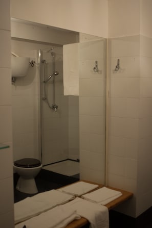 Superior-Doppelzimmer, Talblick | Badezimmer | Dusche, kostenlose Toilettenartikel, Haartrockner, Handtücher