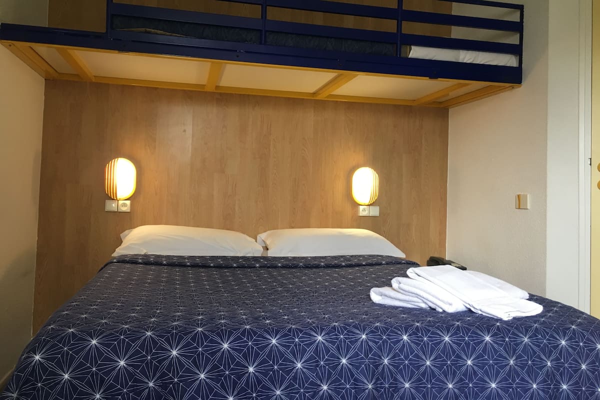 Schreibtisch, schallisolierte Zimmer, Bügeleisen/Bügelbrett