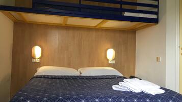 Een bureau, geluiddichte muren, een strijkplank/strijkijzer