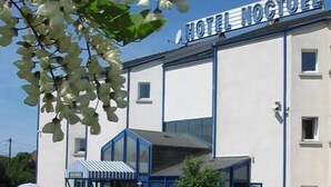 A building with a sign reading "HOTEL NOCTUELL". - Hotel Noctuel - Blois (Saint-Gervais-la-Foret)