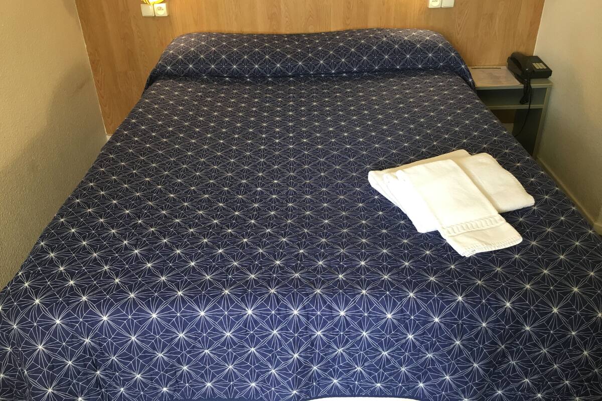 Quarto, 1 cama de casal | Escrivaninha, quartos à prova de som, ferros/tábuas de passar roupa