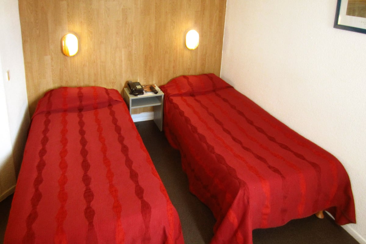 Zweibettzimmer | Schreibtisch, schallisolierte Zimmer, Bügeleisen/Bügelbrett