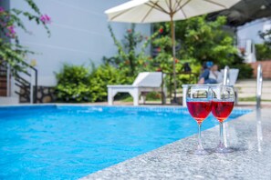 Hồ bơi ngoài trời, ghế dài tắm nắng 