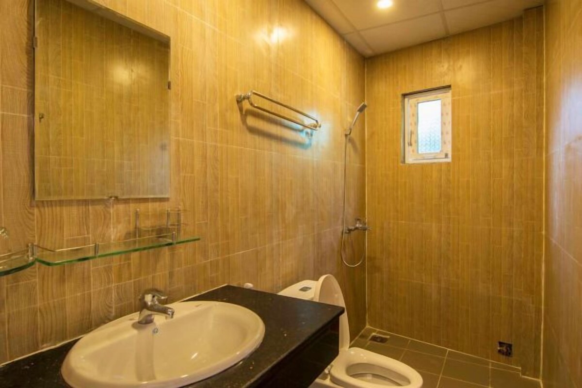 Un baño con lavamanos, inodoro y ducha.