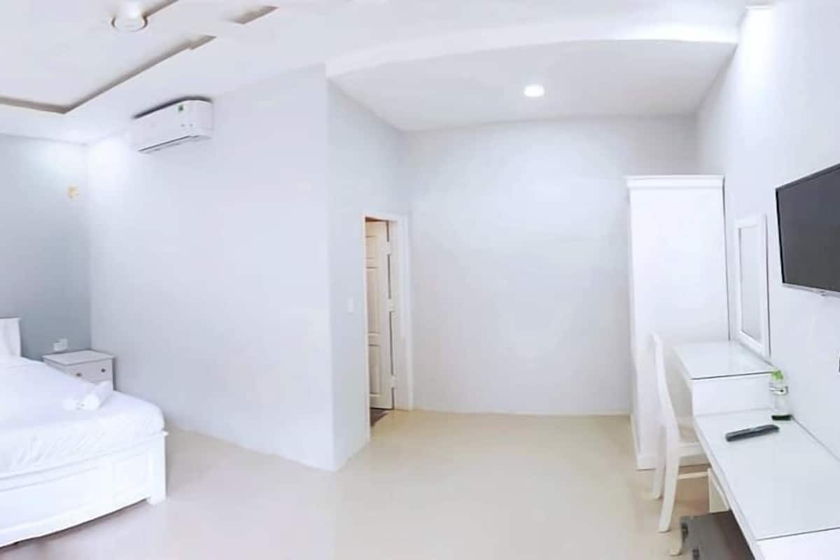 Deluxe Double Room | Minibar, in-room safe, individually furnished, desk