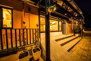 Framhlið gististaðar – að kvöld-/næturlagi