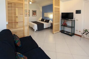 Apartment (4pax - Vulcano) | Minibar, in-room safe, desk, rollaway beds - B&B Villa di Giorgi (Cefalù)
