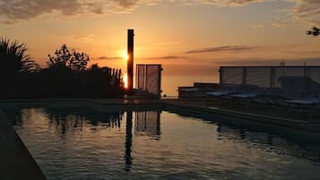 Piscina all'aperto, lettini