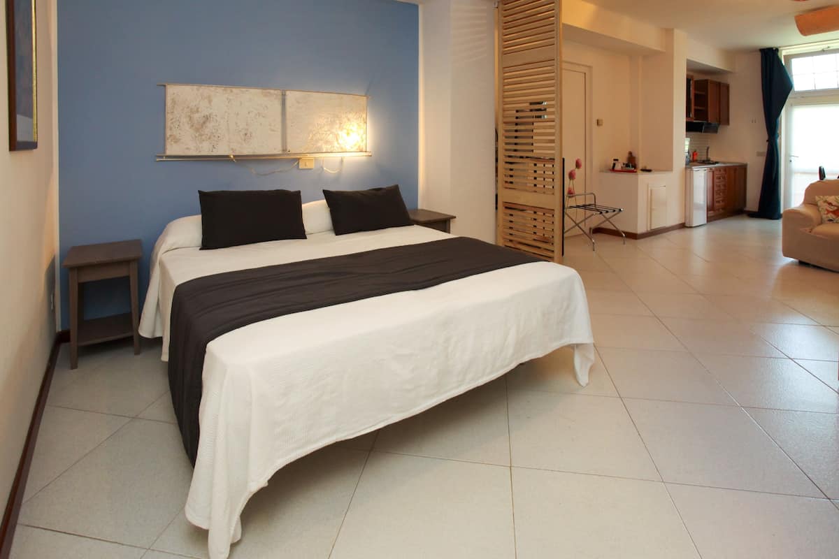 Apartment (4pax - Vulcano) | Minibar, in-room safe, desk, rollaway beds