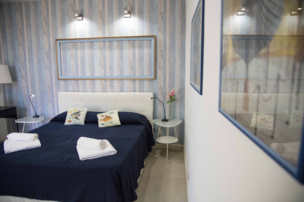 Triple Room (Stromboli) | Minibar, in-room safe, desk, rollaway beds