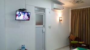 Minibar, in-room safe, desk, iron/ironing board - Green Tulip Hotel Kandy (Mawanella)
