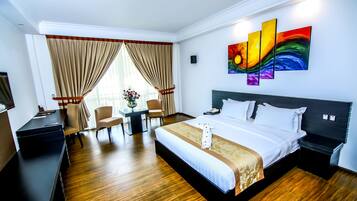 Hochwertige Bettwaren, Minibar, Zimmersafe, Schreibtisch