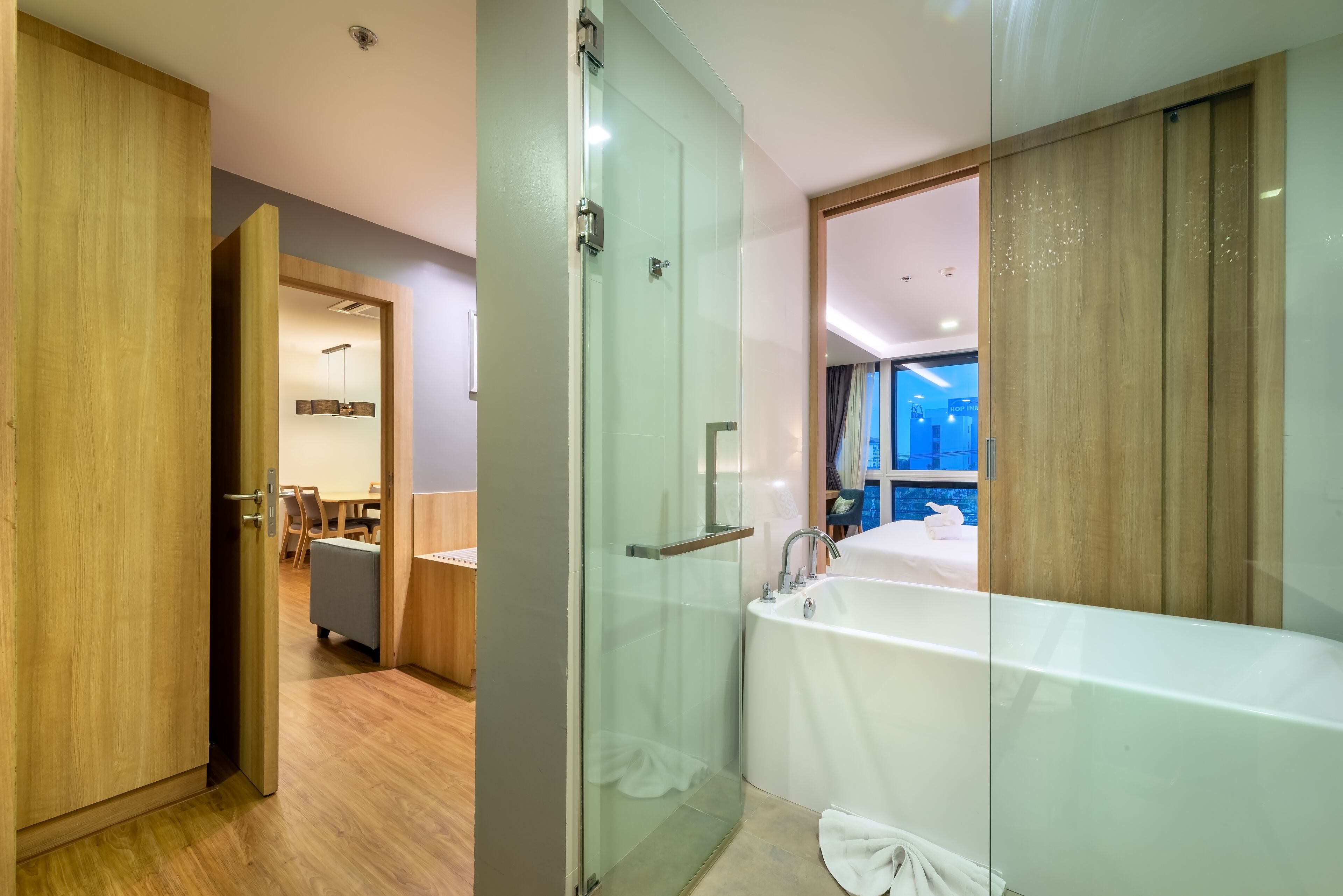 Family Room | Bathroom | Combined shower/bathtub, deep-soaking bathtub, rainfall showerhead