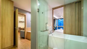 Habitación familiar | Baño | Ducha y bañera combinadas y bañera profunda