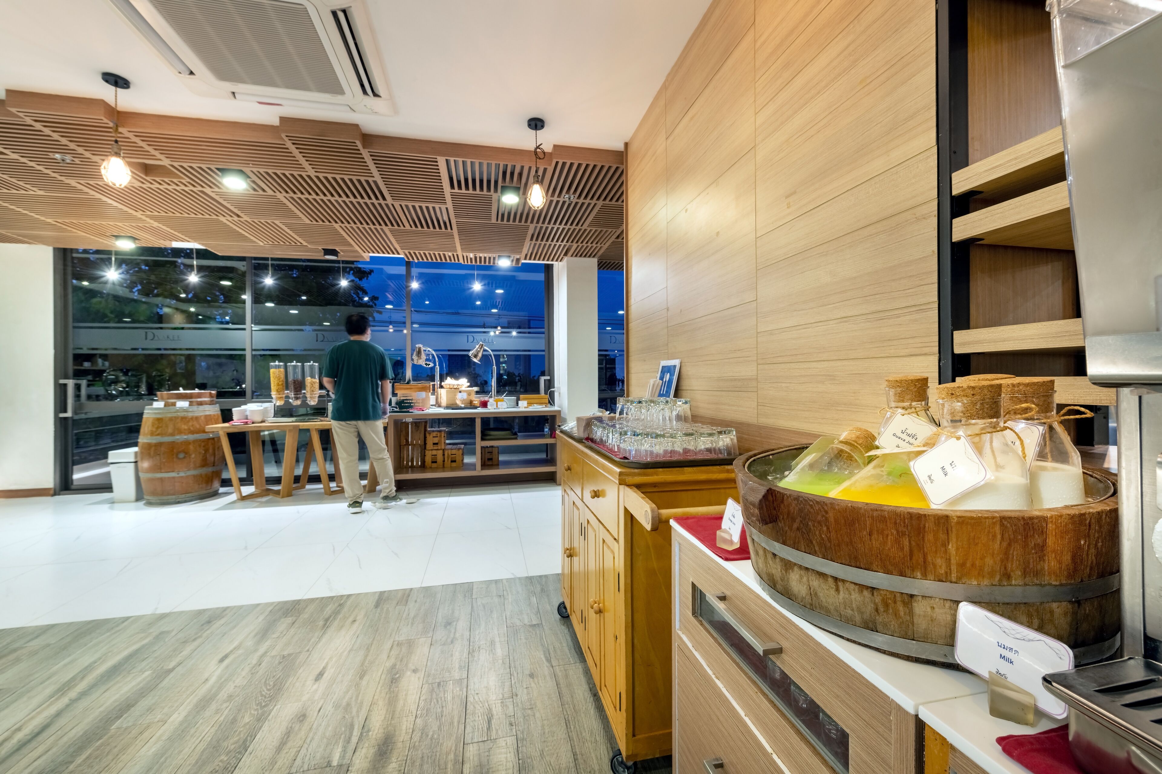 breakfast, lunch, dinner served; international cuisine