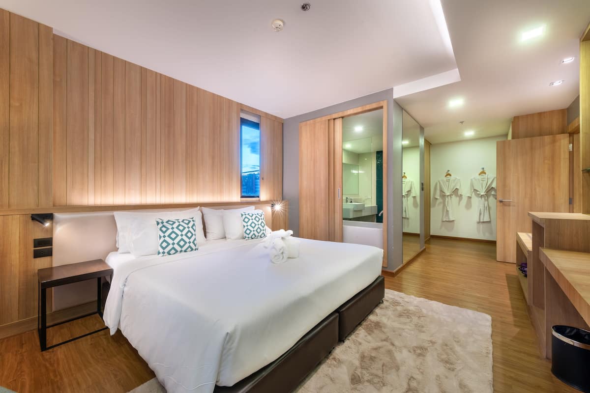 Family Room | 1 bedroom, in-room safe, iron/ironing board, free WiFi