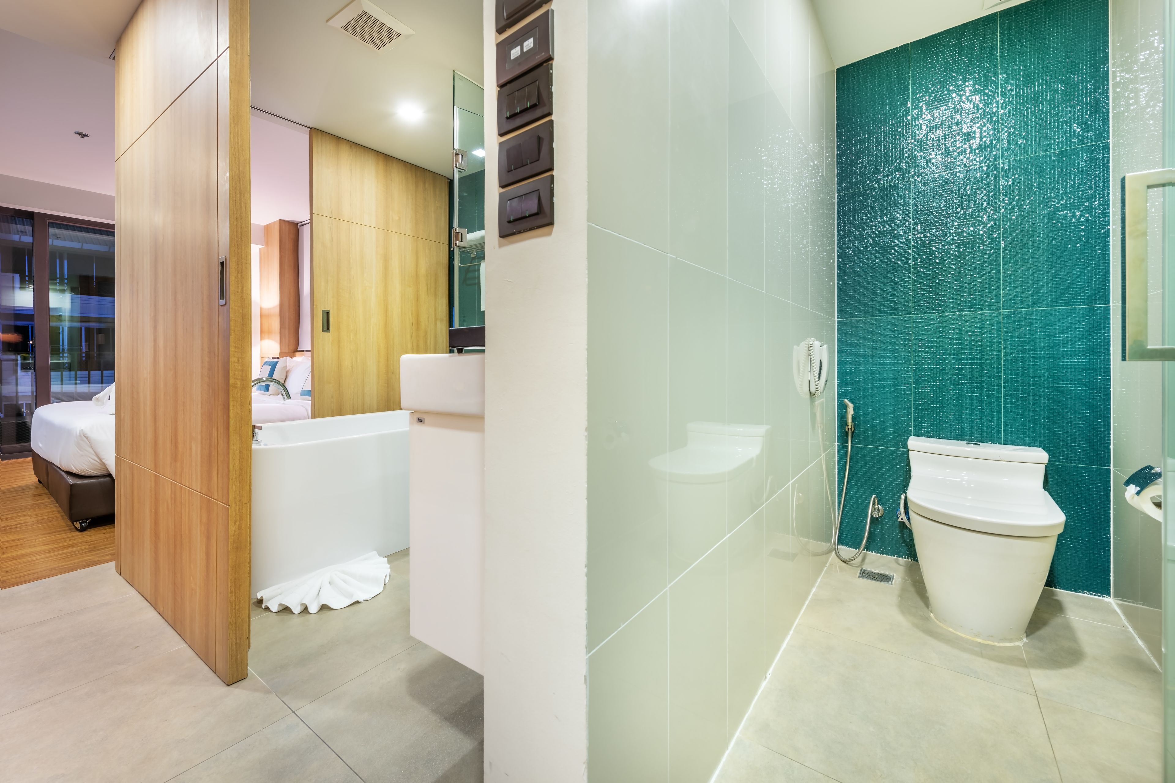 studio suite pool view | bathroom | combined shower/bathtub, deep-soaking bathtub, rainfall showerhead