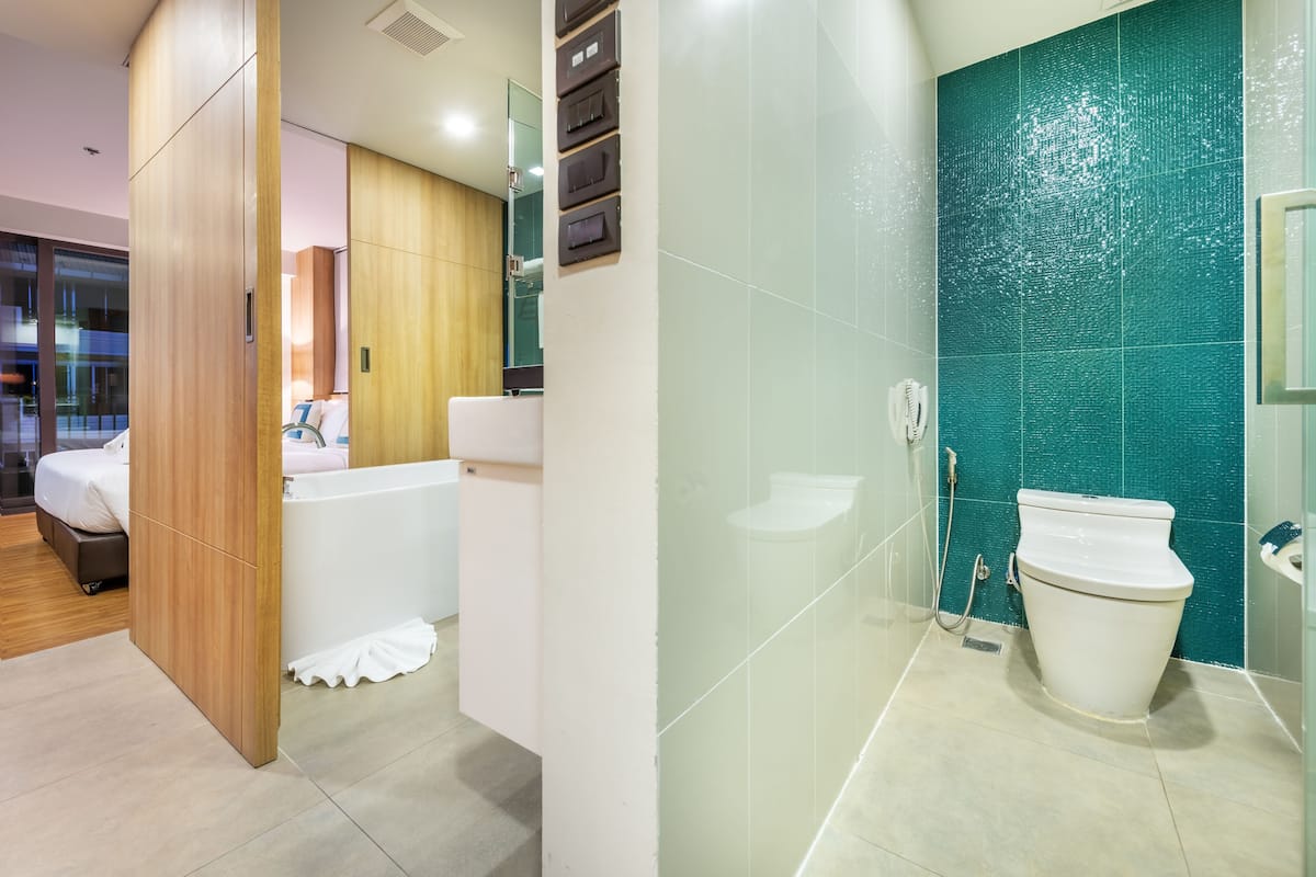 studio suite pool view | bathroom | combined shower/bathtub, deep-soaking bathtub, rainfall showerhead
