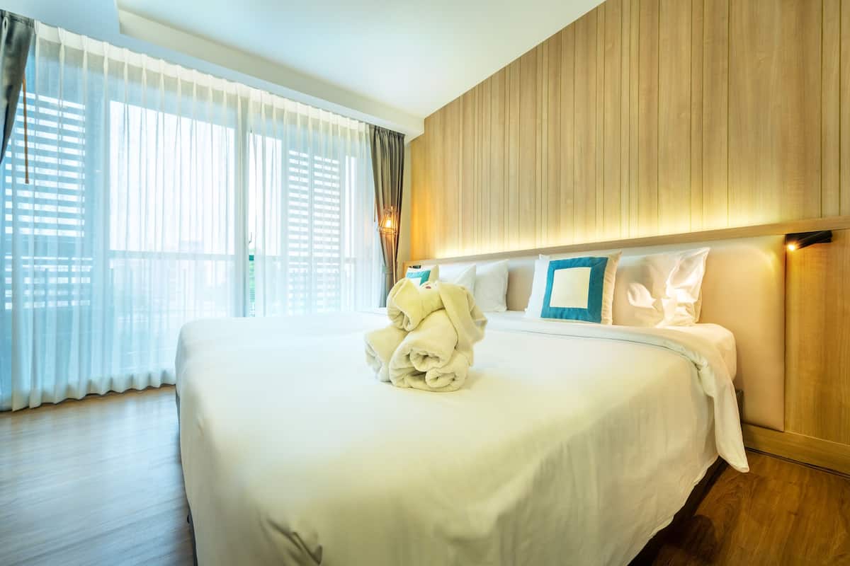 Deluxe Room | 1 bedroom, in-room safe, iron/ironing board, free WiFi