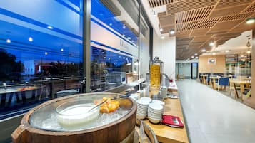 Café da manhã, almoço e jantar; culinária internacional