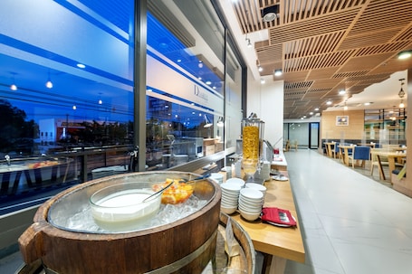 Se sirven desayunos, almuerzos y cenas; cocina internacional