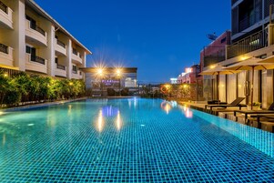 Una piscina al aire libre