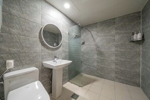 Family Triple Room | Bathroom | Shower, free toiletries, hair dryer, bathrobes - OST Hotel (Chuncheon)
