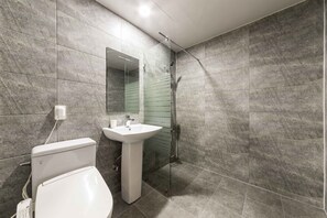 Standard Double Room | Bathroom | Shower, free toiletries, hair dryer, bathrobes - OST Hotel (Chuncheon)