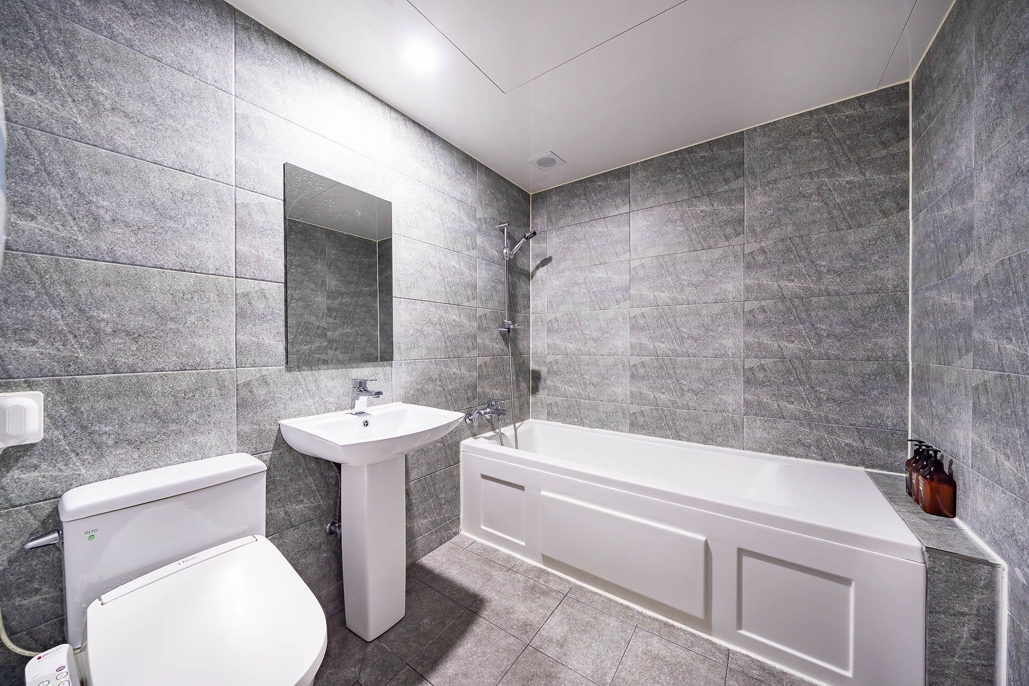 Deluxe Double Room | Bathroom | Shower, free toiletries, hair dryer, bathrobes