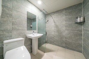 Deluxe Twin Room | Bathroom