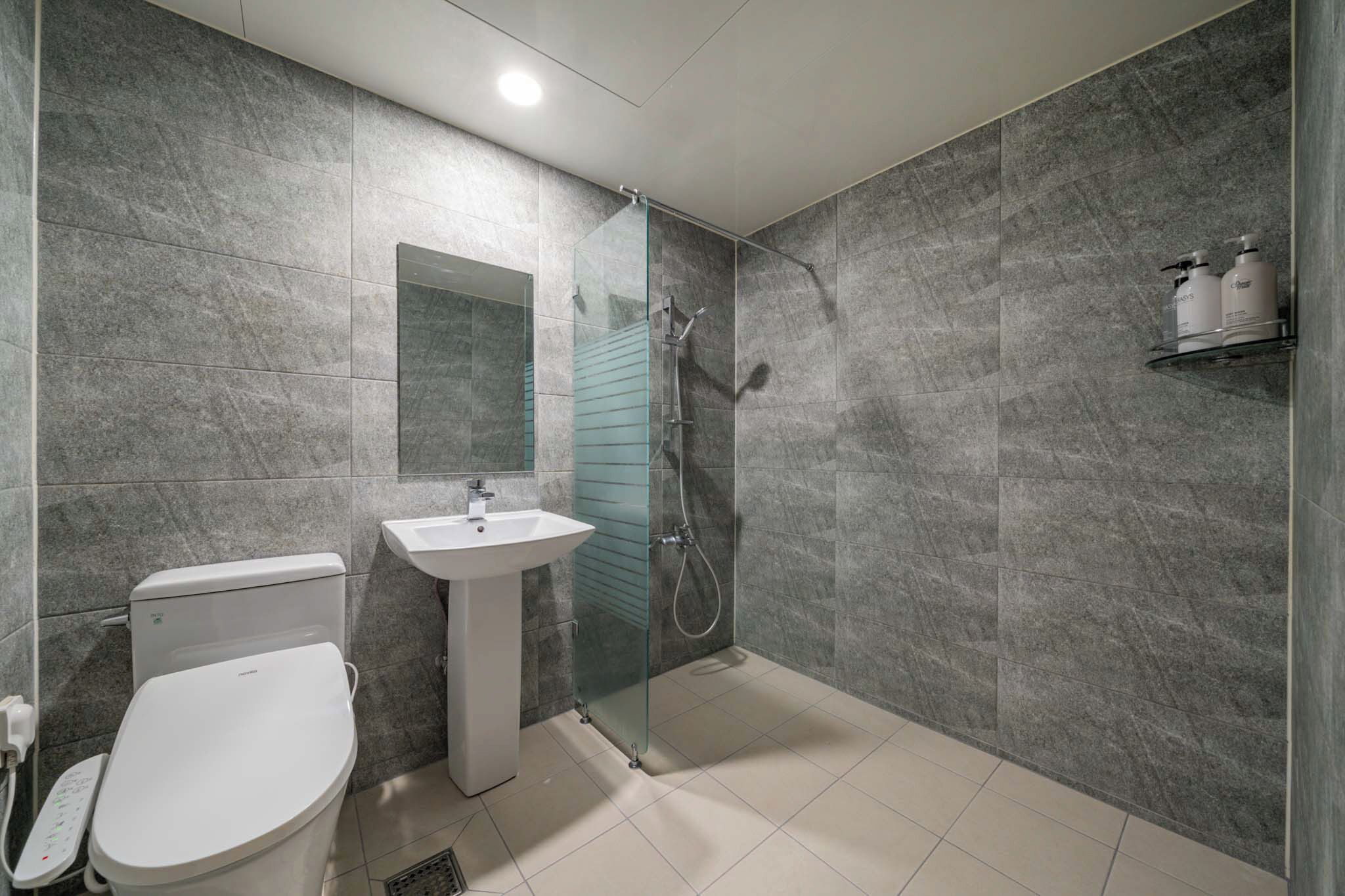 Ducha, artículos de tocador gratuitos, secador de pelo, batas