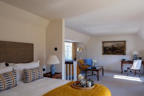 Escritorio, wifi gratis y ropa de cama 