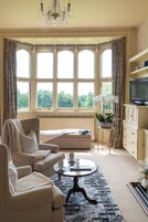 Luxury Suite | Desk, free WiFi, bed sheets