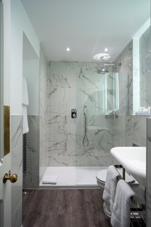 Habitación doble (Small) | Baño | Artículos de higiene personal gratuitos y toallas