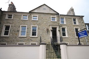 Fachada de la propiedad