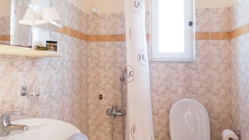 Dusche, kostenlose Toilettenartikel, Haartrockner, Handtücher
