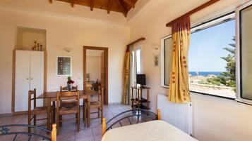 Familien-Suite, Meerblick | Minibar, Schreibtisch, schallisolierte Zimmer, Bügeleisen/Bügelbrett