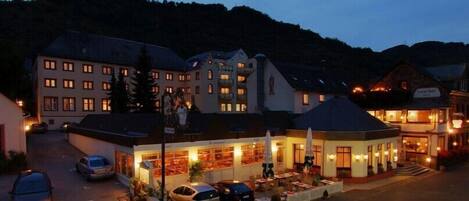 Fachada da propriedade à noite